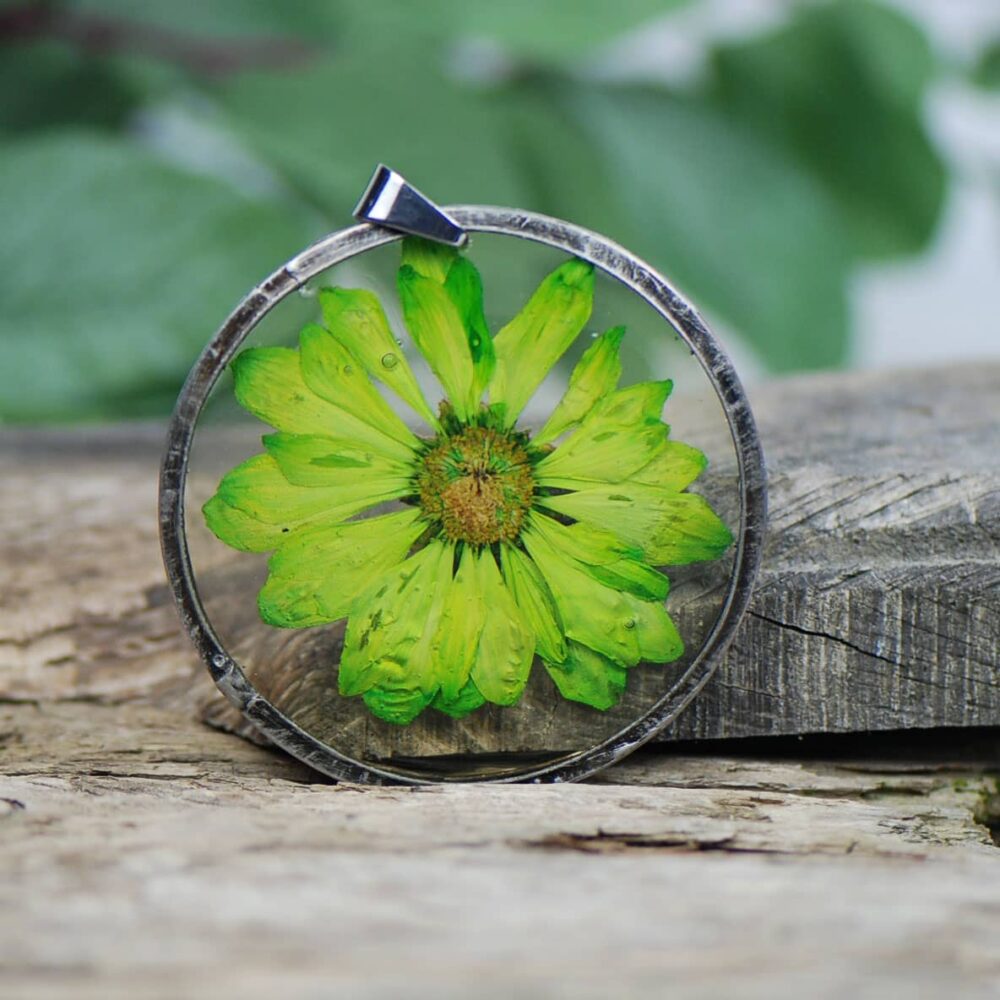 Naszyjnik z suszonym zielonym kwiatem w żywicy