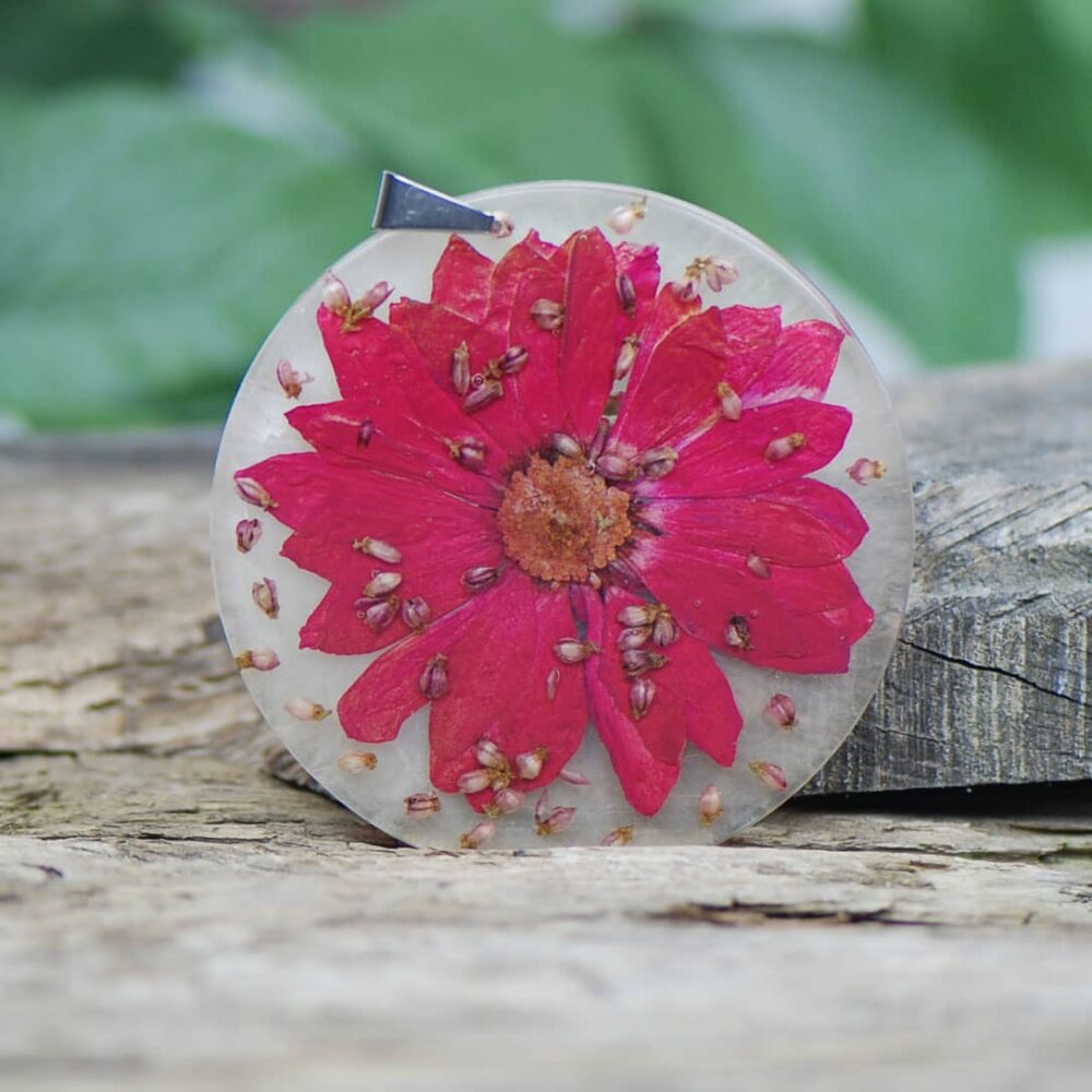 Naszyjnik z różowym kwiatem zatopionym w żywicy i wrzosami