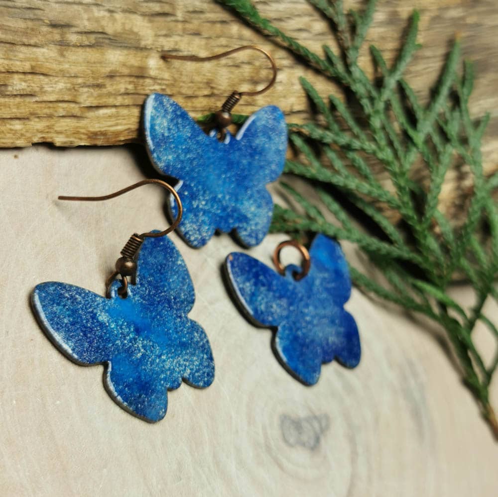 Niebieski komplet z emaliowanymi motylami